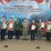 Wabup Gumas Efrensia LP Umbing bersama kepala BPN fhoto bersma usai penyerahan sertifikat tanah kepada warga Gumas di aula lantai I kantor Bupati setempat, Jumat (10/12/2021).