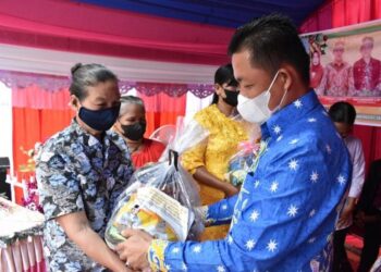 Wabup Lamandau Riko Porwanto menyerahkan bingkisan natal kepada masyarakat yang membutuhkan di desa Sepoyu Kecamatan Delang, kemarin.