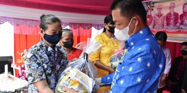 Wabup Lamandau Riko Porwanto menyerahkan bingkisan natal kepada masyarakat yang membutuhkan di desa Sepoyu Kecamatan Delang, kemarin.