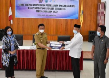 Wabup Riko Porwanto didampingi Kepala KPPN Pangkalanbun dan Waket I DPRD menyerahkan alokasi anggaran DIPA kepada salah satu instansi vertikal di aula BKD Kabupaten Lamandau, kemarin.