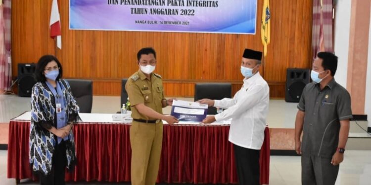 Wabup Riko Porwanto didampingi Kepala KPPN Pangkalanbun dan Waket I DPRD menyerahkan alokasi anggaran DIPA kepada salah satu instansi vertikal di aula BKD Kabupaten Lamandau, kemarin.