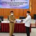 Wabup Riko Porwanto didampingi Kepala KPPN Pangkalanbun dan Waket I DPRD menyerahkan alokasi anggaran DIPA kepada salah satu instansi vertikal di aula BKD Kabupaten Lamandau, kemarin.
