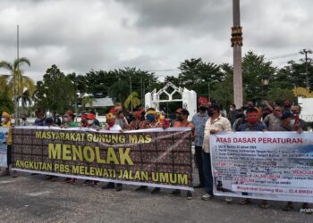 Masyarakat Gumas saat malakukan aksi protes di depan gedung DPRD Provinsi Kalteng, Kamis (16/12/2021).