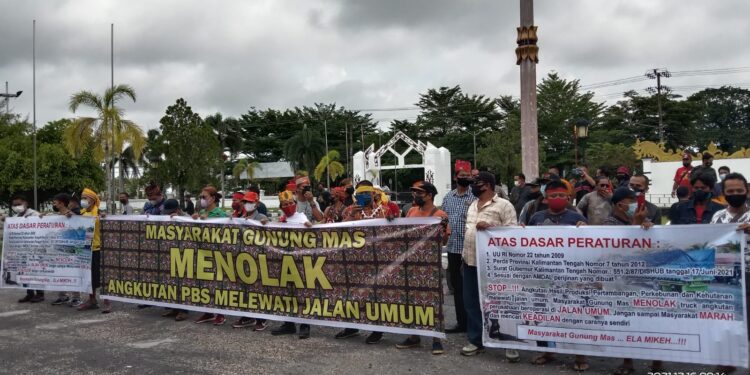 Masyarakat Gumas saat malakukan aksi protes di depan gedung DPRD Provinsi Kalteng, Kamis (16/12/2021).