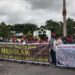 Masyarakat Gumas saat malakukan aksi protes di depan gedung DPRD Provinsi Kalteng, Kamis (16/12/2021).