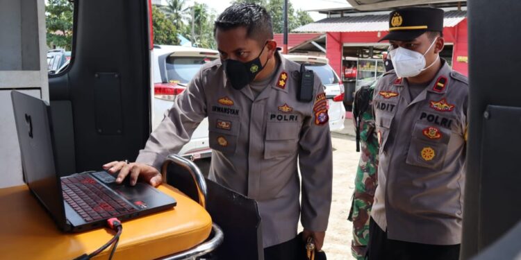 Kapolres Gumas AKBP Irwansah, SIK dengan didampingi Kapolsek Kurun Ipda Aditya Arya Nugroho, S.TrK saat mengecek perkembangan vaksinasi di mobil pelayanan kesehatan milik Polres setempat, Kamis (16/12/2021).
