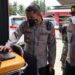 Kapolres Gumas AKBP Irwansah, SIK dengan didampingi Kapolsek Kurun Ipda Aditya Arya Nugroho, S.TrK saat mengecek perkembangan vaksinasi di mobil pelayanan kesehatan milik Polres setempat, Kamis (16/12/2021).