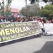 Masyarakat Gumas saat orasi dan membentang spanduk untuk menuntut permintaan kepada DPRD Kalteng di Palangkaraya, kemarin.