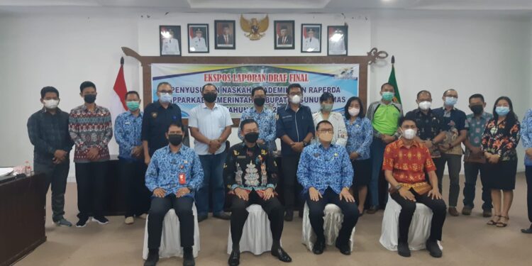 Sekda Gumas Yansiterson saat fhoto bersama usai acara ekspos laporan draf final paket pekerjaan penyusunan naskah akademik dan Raperda Ripparkab Gumas di lantai I ruang rapat Bupati setempat, Jumat (17/12/2021).
