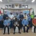 Sekda Gumas Yansiterson saat fhoto bersama usai acara ekspos laporan draf final paket pekerjaan penyusunan naskah akademik dan Raperda Ripparkab Gumas di lantai I ruang rapat Bupati setempat, Jumat (17/12/2021).