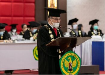 Rektor UPR Dr Andrie Elia SE MSi saat memberikan arahan dan wejangannya kepada para peserta wisuda sarjana dan pascasarjana periode Desember 2021, secara daring dan luring yang dipusatkan di Aula Palangka lingkup Kampus UPR, Sabtu (18/12/2021). 