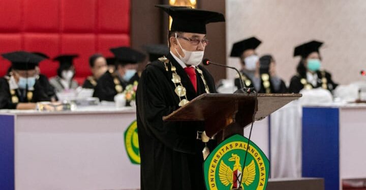 Rektor UPR Dr Andrie Elia SE MSi saat memberikan arahan dan wejangannya kepada para peserta wisuda sarjana dan pascasarjana periode Desember 2021, secara daring dan luring yang dipusatkan di Aula Palangka lingkup Kampus UPR, Sabtu (18/12/2021). 