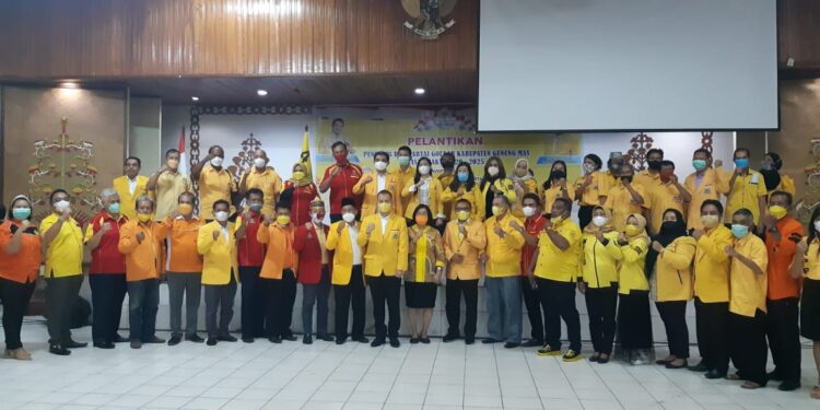 Ketua dan sekretaris DPD Golkar Provinsi Kalteng fhoto bersama dengan fungsionaris DPD Golkar Kabupaten Gumas usai pelantikan di GPU Tampung Penyang, Sabtu (18/12/2021).