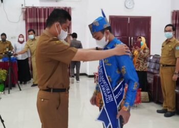 Wakil Bupati Riko Porwanto saat mengukuhkan Duta Anti Narkotika Kabupaten Lamandau Fridolin Bela Saputra di aula BKD setempat, Selasa (21/12/2021)