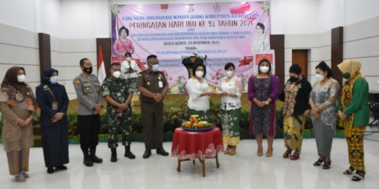 Wakil Bupati Gumas Efrensia LP Umbing sedang memberikan potongan tumpeng kepada salah satu anggota GOW pada peringatan Hari Ibu ke-93 tahun 2021 di Gedung Christian Center Kuala Kurun, Selasa (21/12/2021).