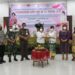 Wakil Bupati Gumas Efrensia LP Umbing sedang memberikan potongan tumpeng kepada salah satu anggota GOW pada peringatan Hari Ibu ke-93 tahun 2021 di Gedung Christian Center Kuala Kurun, Selasa (21/12/2021).