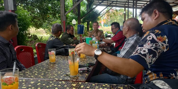 Bupati Gumas Jaya Samaya Monong bersilahturahmi dengan para wartawan yang tergabung di PWI Gumas di rumah makan Elnis, Selasa (21/12/2021).
