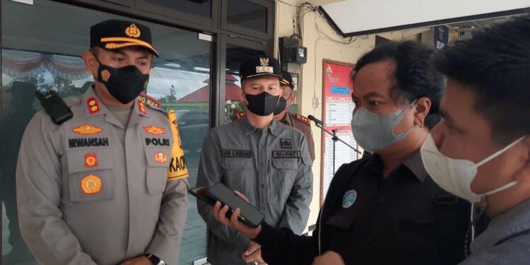 Kapolres Gumas AKBP Irwansah dan Bupati Jaya S Monong memberi keterangan kepada awak media, usai Apel Operasi Lilin 2021, di Mapolres setempat, Kamis (23/12/2021). (MASAPNEWS/GCM)