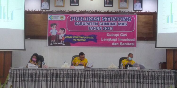 Sekda Yansiterson yang didampingi Plt Kadis Kesehatan, dan Kepala Bappedalitbang Gumas sedang memimpin jalannya kegiatan review kinerja tahunan aksi integrasi stuting di aula Bappedalitbang setempat, Kamis (23/12/2021).
