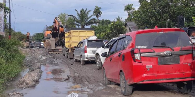 Ruas jalan Kuala Kurun-Palangka Raya, tepatnya di Desa Rangan Tate Kecamatan Mihing Raya rusak parah dan berlumpur, sehingga mengakibatkan kendaraan mengantri dan macet saat hendak melewati jalan tersebut, baru-baru ini. (MASAPNEWS/HY)