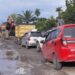 Ruas jalan Kuala Kurun-Palangka Raya, tepatnya di Desa Rangan Tate Kecamatan Mihing Raya rusak parah dan berlumpur, sehingga mengakibatkan kendaraan mengantri dan macet saat hendak melewati jalan tersebut, baru-baru ini. (MASAPNEWS/HY)