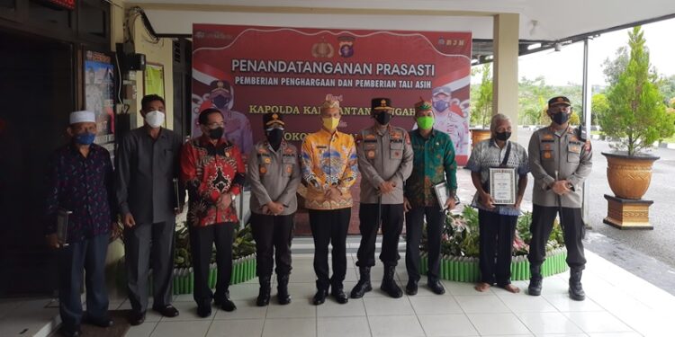 Ketua DPRD Gumas Akerman Sahidar bersama Kapolda Kalteng Irjen Pol Nanang Avianto, Bupati Gumas Jaya S Monong, Kapolres Gumas AKBP Irwansah, dan para tokoh penerima penghargaan berfoto bersama di Kuala Kurun, Kamis (20/1/2022). (MASAPNEWS/GCM)