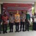 Ketua DPRD Gumas Akerman Sahidar bersama Kapolda Kalteng Irjen Pol Nanang Avianto, Bupati Gumas Jaya S Monong, Kapolres Gumas AKBP Irwansah, dan para tokoh penerima penghargaan berfoto bersama di Kuala Kurun, Kamis (20/1/2022). (MASAPNEWS/GCM)