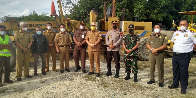 Bupati Gumas Jaya S Monong bersama Kapolres AKBP Irwansah dan lainnya meninjau persiapan perbaikan ruas jalan Palangka Raya-Kuala Kurun di wilayah Gumas, tepatnya di Desa Tanjung Karitak Kecamatan Sepang, Selasa (4/1/2022). (Foto : Diskominfosantik Kabupaten Gumas)