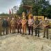 Bupati Gumas Jaya S Monong bersama Kapolres AKBP Irwansah dan lainnya meninjau persiapan perbaikan ruas jalan Palangka Raya-Kuala Kurun di wilayah Gumas, tepatnya di Desa Tanjung Karitak Kecamatan Sepang, Selasa (4/1/2022). (Foto : Diskominfosantik Kabupaten Gumas)