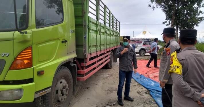 Bupati Gumas Jaya S Monong bersma Kapolres AKBP Irwansah dan lainnya menegur angkutan PBS yang masih bandel, di Desa Pematang Limau Kecamatan Sepang, Minggu (16/1/2022). (Diskominfosantik Gumas)
