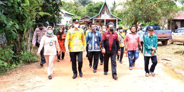 Ketua DPRD Kabupaten Gumas Akerman Sahidar (batik merah) bersama Bupati Jaya S Monong dan lainnya saat peresmian LPM di Desa Tumbang Kuayan, Kecamatan Rungan Barat, Jumat (17/1/2022). (Foto : Diskominfosantik Gumas)