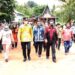 Ketua DPRD Kabupaten Gumas Akerman Sahidar (batik merah) bersama Bupati Jaya S Monong dan lainnya saat peresmian LPM di Desa Tumbang Kuayan, Kecamatan Rungan Barat, Jumat (17/1/2022). (Foto : Diskominfosantik Gumas)