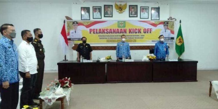 Bupati Gumas Jaya S Monong (tengah) didampingi Sekda Yansiterson (kanan) dan Ketua DPRD Akerman Sahidar (kiri) saat kick off penandatanganan kontrak pengadaan barang/jasa di lingkup Pemkab Gumas tahun anggaran 2022, di ruang rapat lantai 1 kantor bupati, Senin (17/1/2022). (Diskominfosantik Kabupaten Gumas)