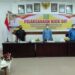 Bupati Gumas Jaya S Monong (tengah) didampingi Sekda Yansiterson (kanan) dan Ketua DPRD Akerman Sahidar (kiri) saat kick off penandatanganan kontrak pengadaan barang/jasa di lingkup Pemkab Gumas tahun anggaran 2022, di ruang rapat lantai 1 kantor bupati, Senin (17/1/2022). (Diskominfosantik Kabupaten Gumas)