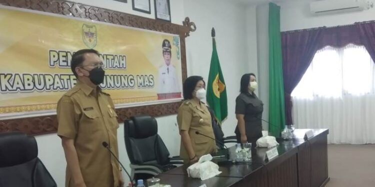 Wabup Gumas Efrensia L.P Umbing (tengah) didampingi Asisten II Setda Gumas Richard (kiri) dan Anggota DPRD Gumas Iceu Purnamasari saat mengikuti vidcon dengan Kemendagri, Ketua KPK, dan Ketua LKPP, di ruang rapat lantai 1 kantor bupati setempat, Senin (24/1/2022). (Foto : Diskominfosantik Gumas)