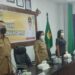 Wabup Gumas Efrensia L.P Umbing (tengah) didampingi Asisten II Setda Gumas Richard (kiri) dan Anggota DPRD Gumas Iceu Purnamasari saat mengikuti vidcon dengan Kemendagri, Ketua KPK, dan Ketua LKPP, di ruang rapat lantai 1 kantor bupati setempat, Senin (24/1/2022). (Foto : Diskominfosantik Gumas)