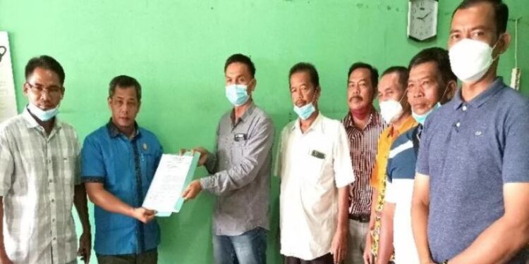 Anggota Fraksi Demokrat DPRD Kotawaringin Timur Parningotan Lumban Gaol (kemeja biru) menerima kelompok tani yang mengadukan perusahaan yang enggan memperbaiki kerusakan jalan di Desa Bukit Batu Kecamatan Cempaga Hulu, Selasa (4/1/2022). (ANT)