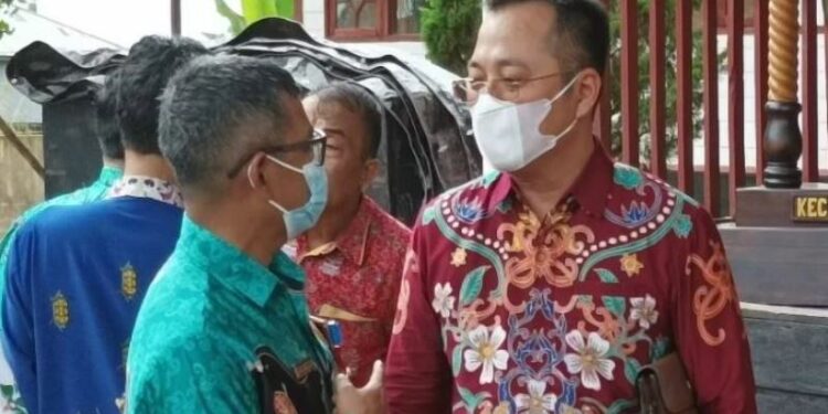 Anggota DPRD Kabupaten Kotawaringin Timur, Hendra Sia (kanan) berbincang dengan Kepala Dinas PMPTSP Imam Subekti saat kunjungan Bupati Halikinnor ke Kecamatan Parenggean, Jumat (14/1/2022). (ANT)