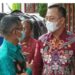Anggota DPRD Kabupaten Kotawaringin Timur, Hendra Sia (kanan) berbincang dengan Kepala Dinas PMPTSP Imam Subekti saat kunjungan Bupati Halikinnor ke Kecamatan Parenggean, Jumat (14/1/2022). (ANT)