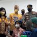 Bupati Gumas Jaya S Monong dan istri Mimie Mariatie Jaya S Monong mengantarkan buah hati mereka Ester Gloria untuk mengikuti vaksinasi Covid-19 di Gedung Christian Center Kalawa Kuala Kurun, Kamis (20/1/2022). Kapolda Kalteng Irjen Pol Nanang Avianto dan jajaran turut menyaksikan vaksinasi ini. (MASAPNEWS/GCM)