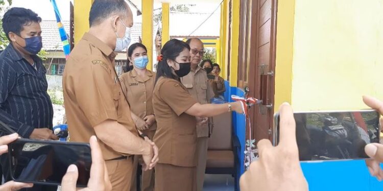 Kabid PAUD dan Dikmas Disdikpora Kabupaten Gumas Vina Valentina Pasaribu didampingi Kepala SDN 1 Kuala Kurun Desmilawati dan lainnya, meresmikan gedung kantor baru SDN 1 Kuala Kurun yang ditandai dengan pemotongan pita, Senin (24/1/2022). (MASAPNEWS/GCM)