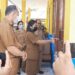 Kabid PAUD dan Dikmas Disdikpora Kabupaten Gumas Vina Valentina Pasaribu didampingi Kepala SDN 1 Kuala Kurun Desmilawati dan lainnya, meresmikan gedung kantor baru SDN 1 Kuala Kurun yang ditandai dengan pemotongan pita, Senin (24/1/2022). (MASAPNEWS/GCM)