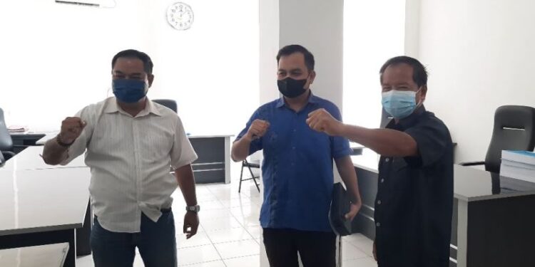 (Kiri ke kanan) Anggota DPRD Gumas Untung Jaya Bangas, Evandi, dan Polie L Mihing berfoto bersama usai memberi keterangan kepada awak media, di Kuala Kurun, Senin (24/1/2022). (MASAPNEWS/GCM)