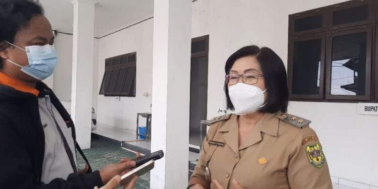 Wakil Bupati Gumas Efrensia L.P Umbing memberi keterangan kepada awak media di Kuala Kurun, Senin (24/1/2022). (MASAPNEWS/GCM)