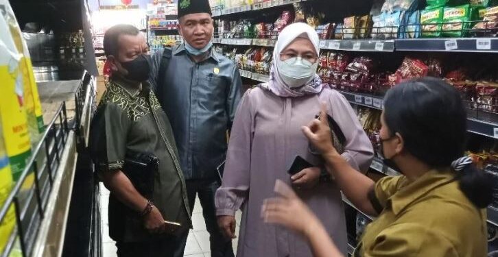 Ketua Komisi II Darmawati bersama Sekretaris Komisi II Juliansyah dan anggota Komisi II Abadi memantau harga minyak goreng di salah satu ritel di Sampit, Senin (24/1/2022). Harga sudah dijual normal Rp14.000 per liter namun stok kosong. (ANT)