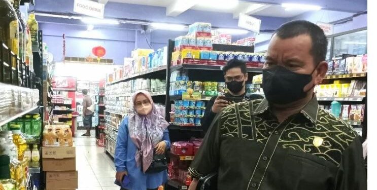 Sekretaris Komisi II DPRD Kabupaten Kotawaringin Timur, Juliansyah bersama rombongan Komisi II memantau penjualan minyak goreng di ritel modern dan pasar tradisional di Sampit, Senin (24/1/2022). (ANT)