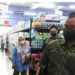 Sekretaris Komisi II DPRD Kabupaten Kotawaringin Timur, Juliansyah bersama rombongan Komisi II memantau penjualan minyak goreng di ritel modern dan pasar tradisional di Sampit, Senin (24/1/2022). (ANT)