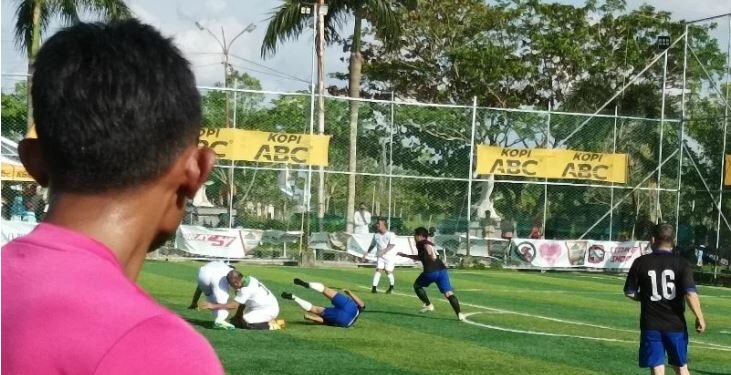 Tim DPRD dan Forkopimda Kotim bergelut berebut bola saat pertandingan persahabatan meramaikan laga final event mini soccer Bupati Cup I, Sabtu (22/1/2022). (ANT)