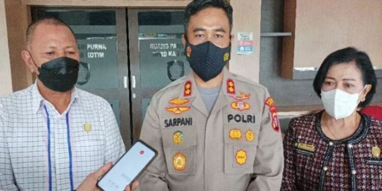 Kapolres AKBP Sarpani saat berkunjung ke DPRD bersilaturahmi dengan Ketua DPRD Rinie dan Wakil Ketua I DPRD Rudianur, Rabu (5/1/2022). (ANT)