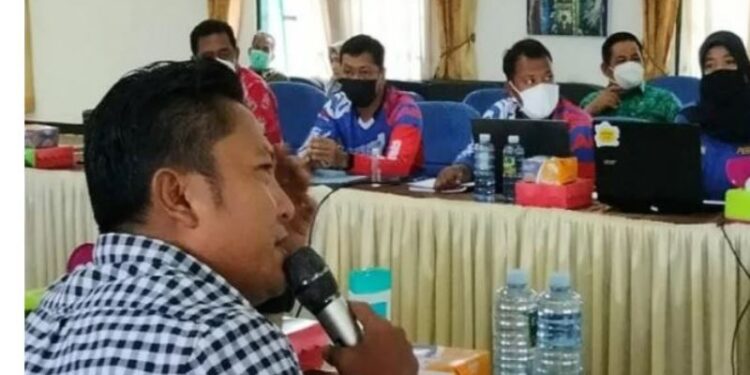 Anggota Komisi III DPRD Kotawaringin Timur Dadang Siswanto saat rapat kerja dengan mitra kerja, belum lama ini. (ANT)